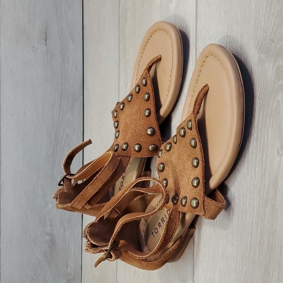 Torrid Women Studded T strap Ankle Strap  Sandals Flats shoes sz 6W Wide - Picture 2 of 10
